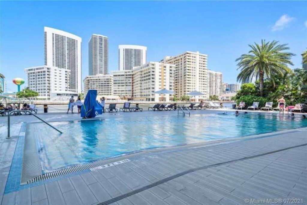 Luxury Condo Steps From Beach Hallandale Beach Esterno foto